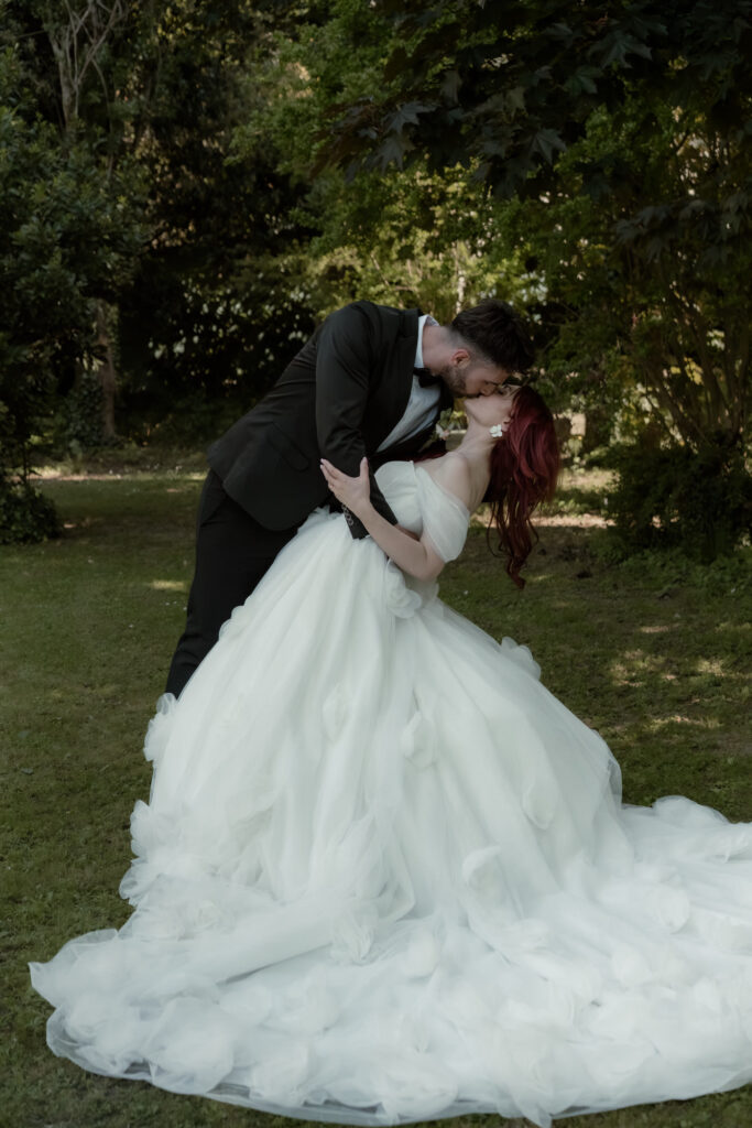 Bride and groom kissing in a garden during their intimate wedding in Italy